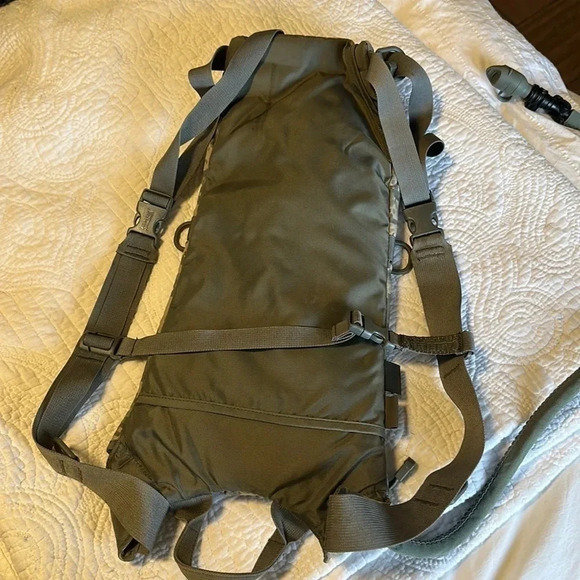 Camelbak camo hydration pack - Picture 4 of 7